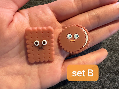 Délicieux plats de fête sucrés et autres breloques pour chaussures