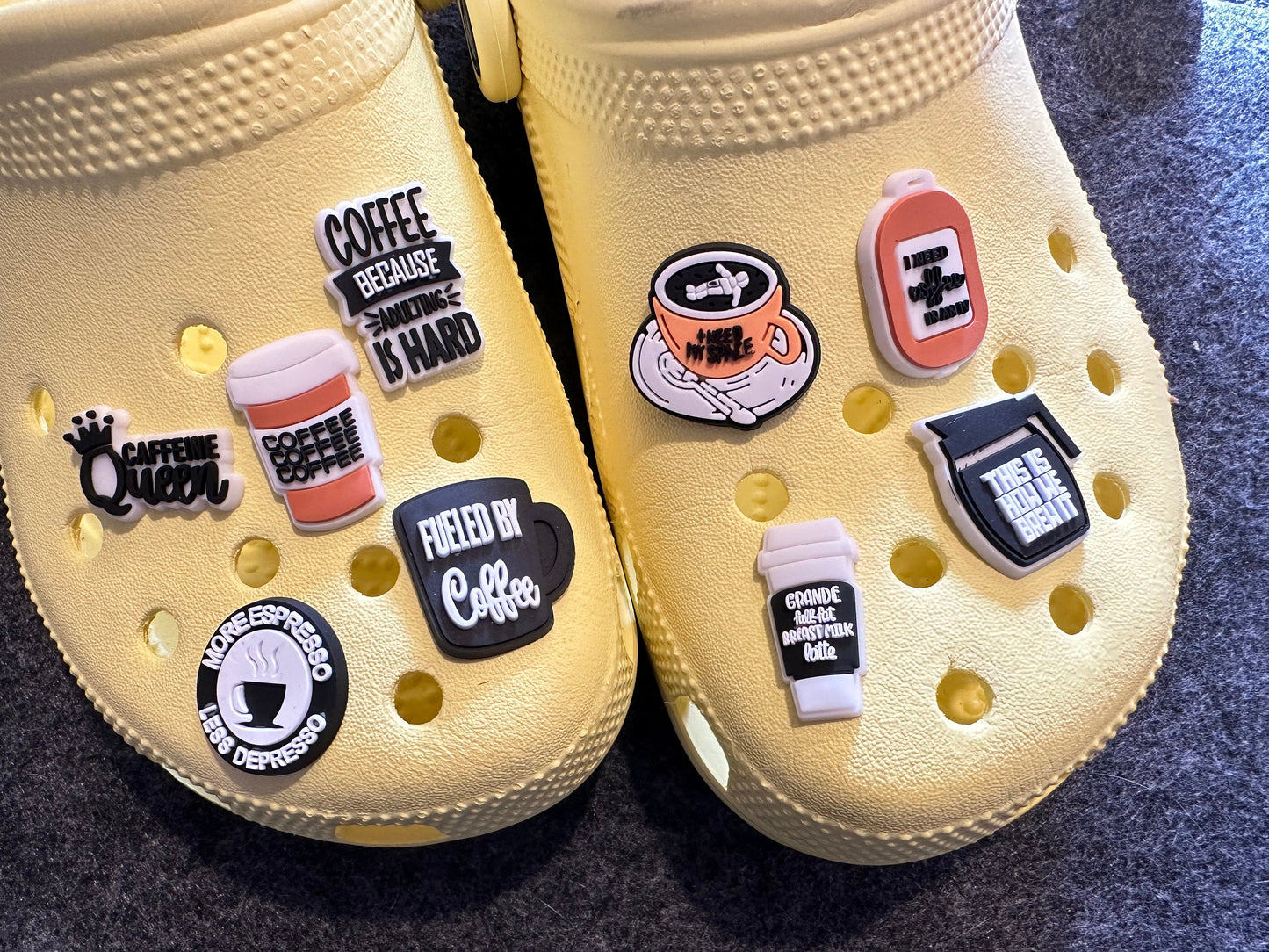 Amuletos de zapatos temáticos de café y amigos