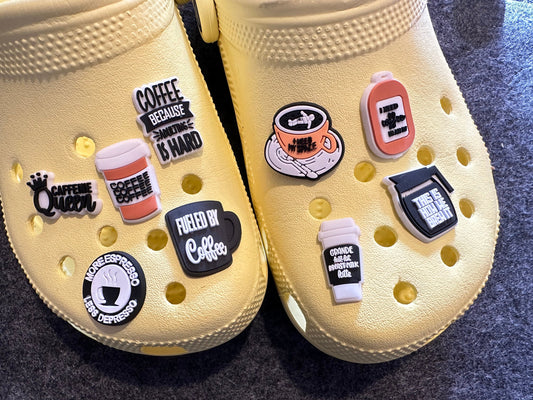 Amuletos de zapatos temáticos de café y amigos
