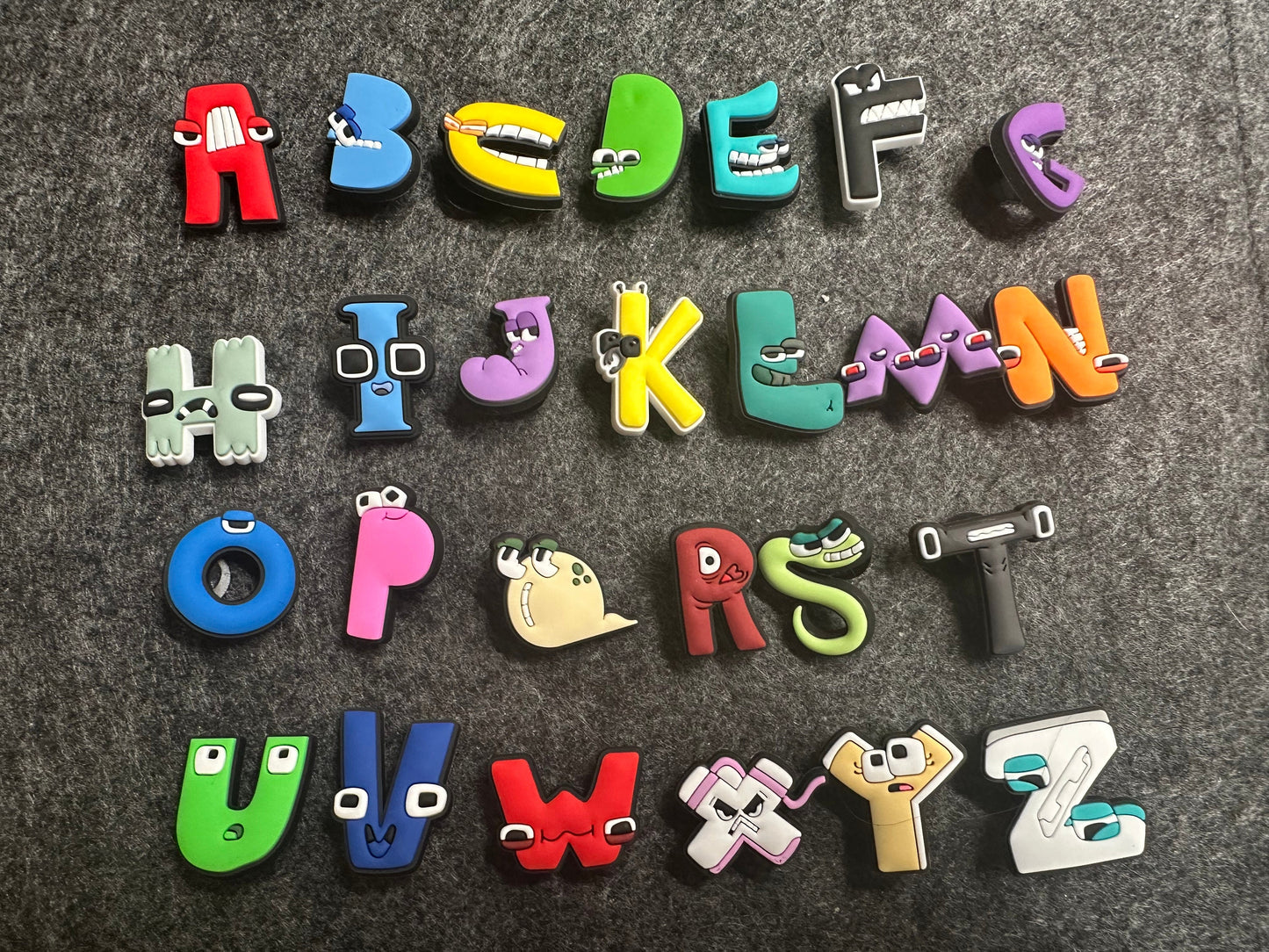 Dijes para zapatos con letras del alfabeto y cara bonita de dibujos animados, dijes para zapatos con diamantes dorados de la mejor calidad, JuliesDecalDesign
