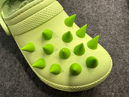 Tema de espinas de conos verdes en 3D, dijes de zapatos elegantes y más