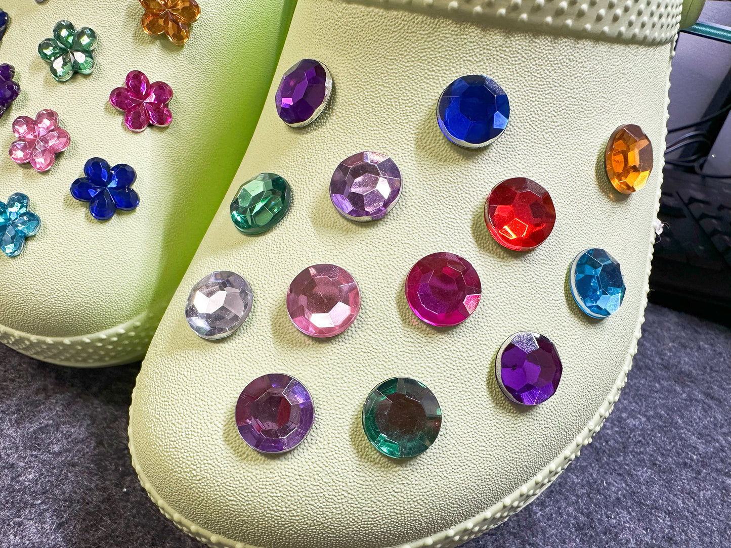 GEM coloré rond coloré et fleurs thème chaussures croco spéciales uniques