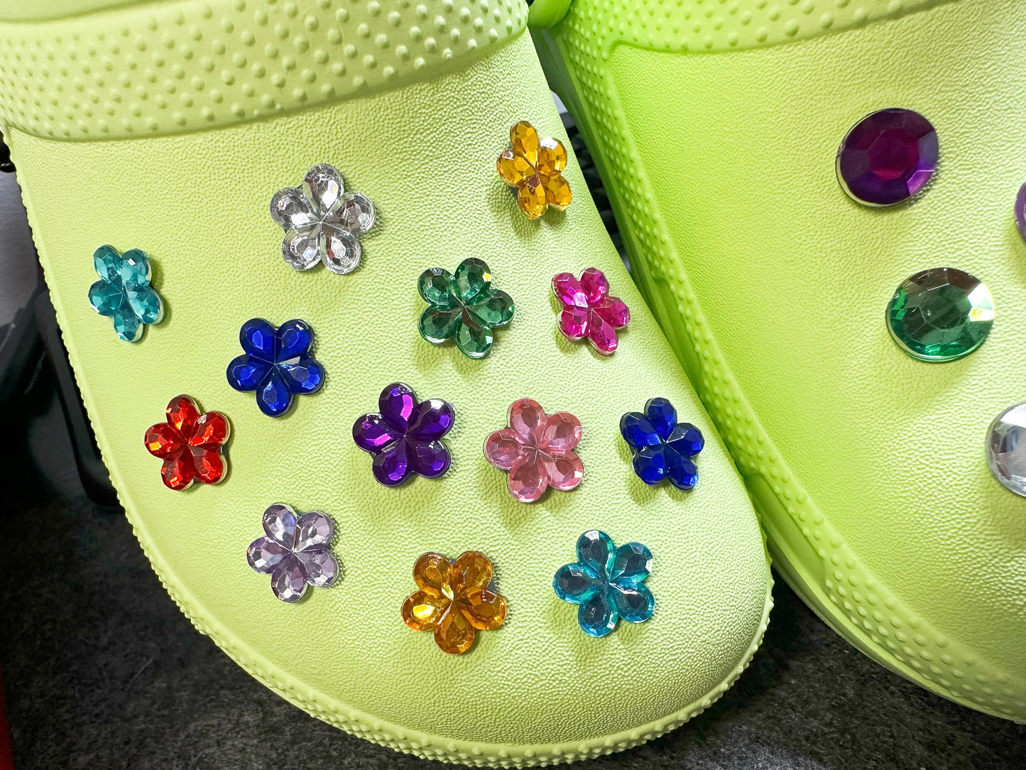 Fleurs colorées GEM colorées et chaussures crocodiles spéciales uniques à thème rond